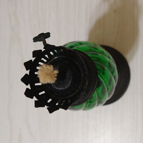 Vintage Kerosene/Oil Lamp (Missing Chimney) - Picture 2 of 3